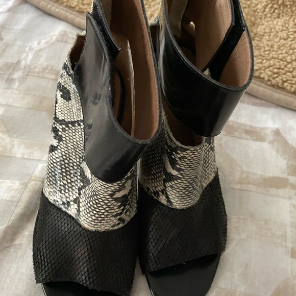 Beautiful shoes Canadian size 9 worn once. Condition like brand new.Very soft - Picture 7 of 7